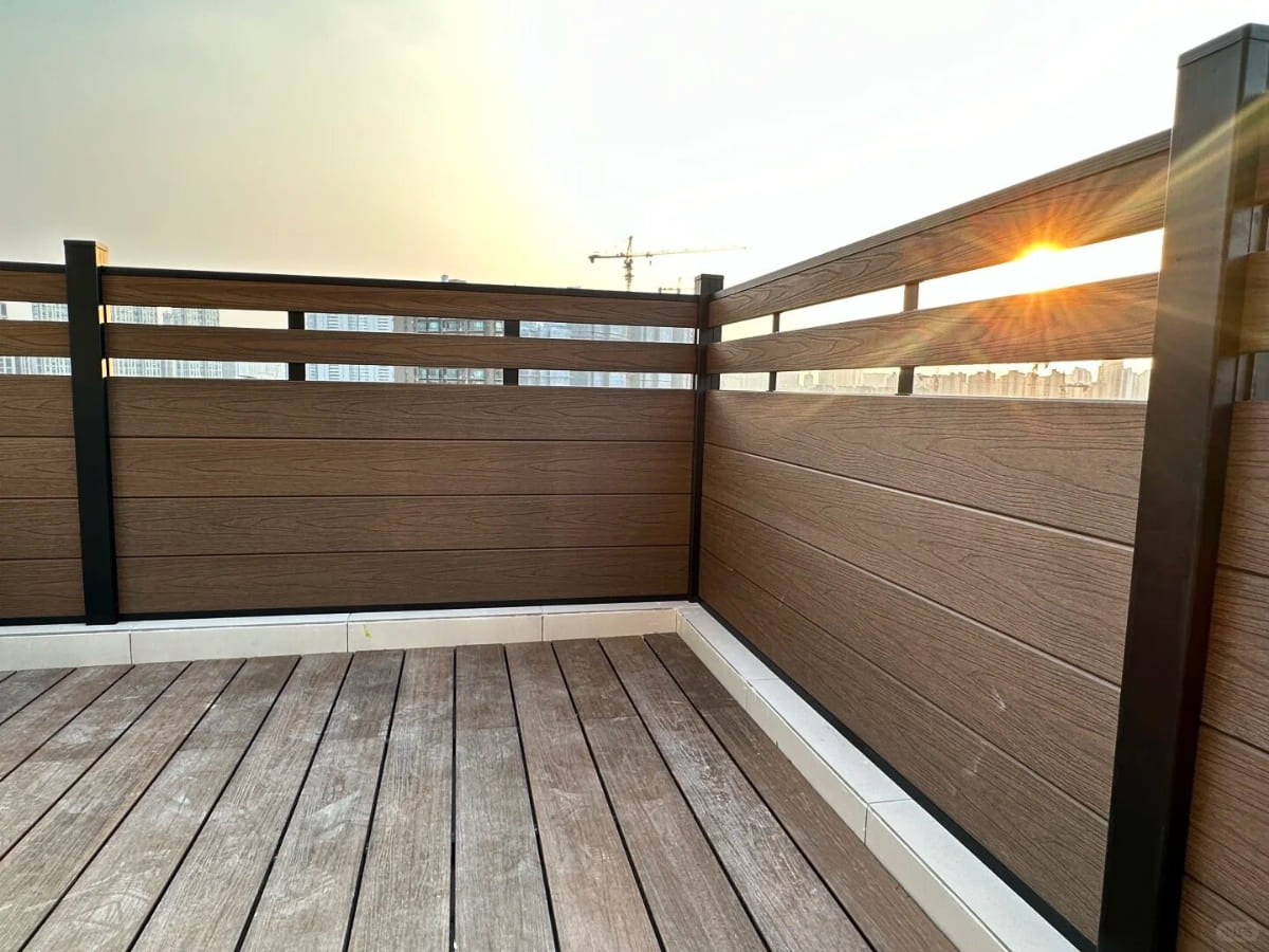 Mẫu hàng rào gỗ nhựa sân thượng đẹp